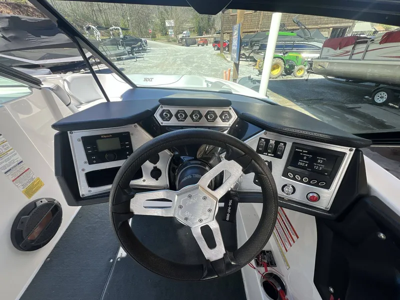 Slide: The Image of MasterCraft NXT22 2018 - 16