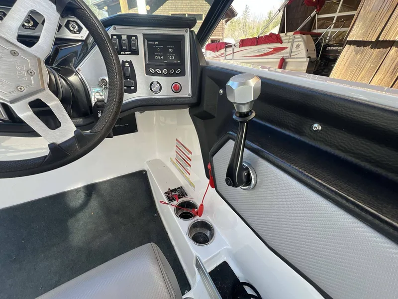 Slide: The Image of MasterCraft NXT22 2018 - 17