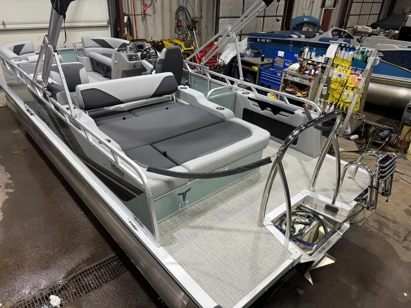 Slide: The Image of Tahoe Sport VRB 2385 Swingback & 4-Stroke $33995 2025 - 44