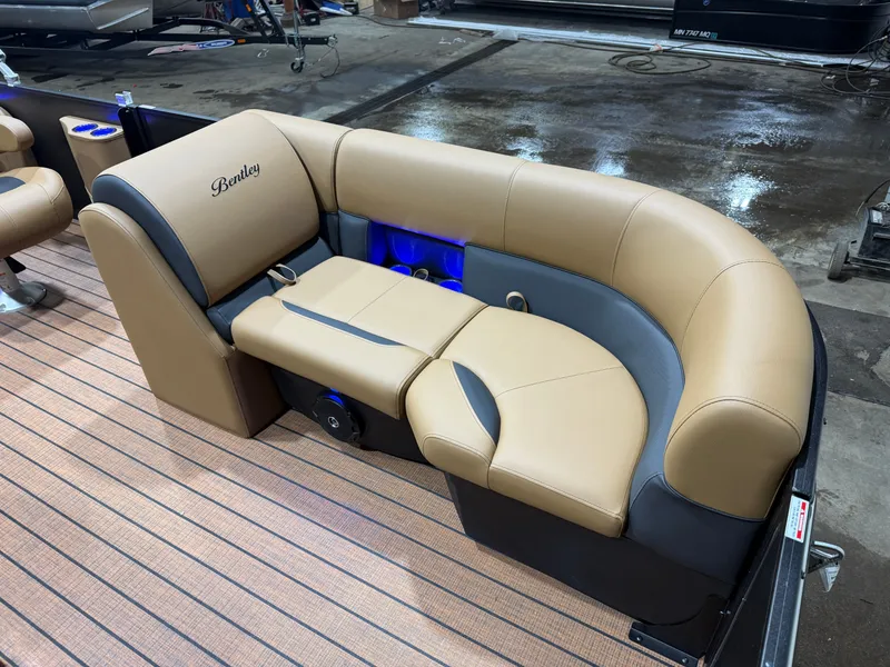 Slide: The Image of Bentley Pontoons Legacy 220 Swingback Pontoon & Honda 4-Stroke EFI 2026 - 9