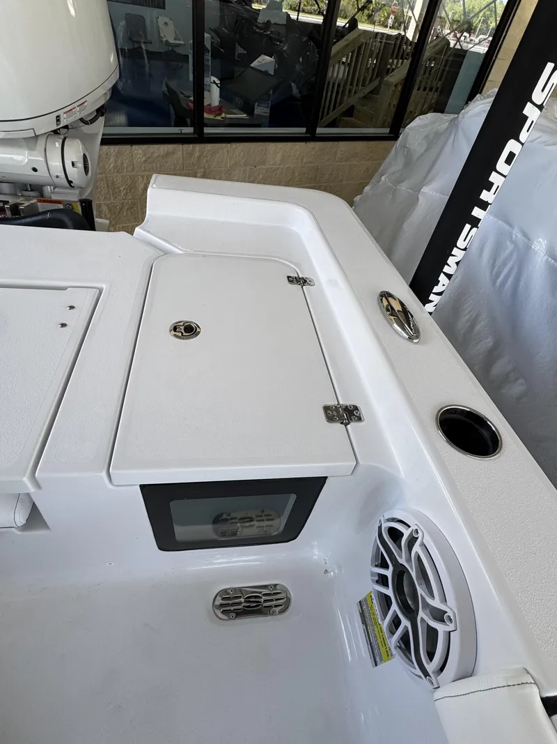 Slide: The Image of Sportsman Masters 247OE Bay Boat 2026 - 18