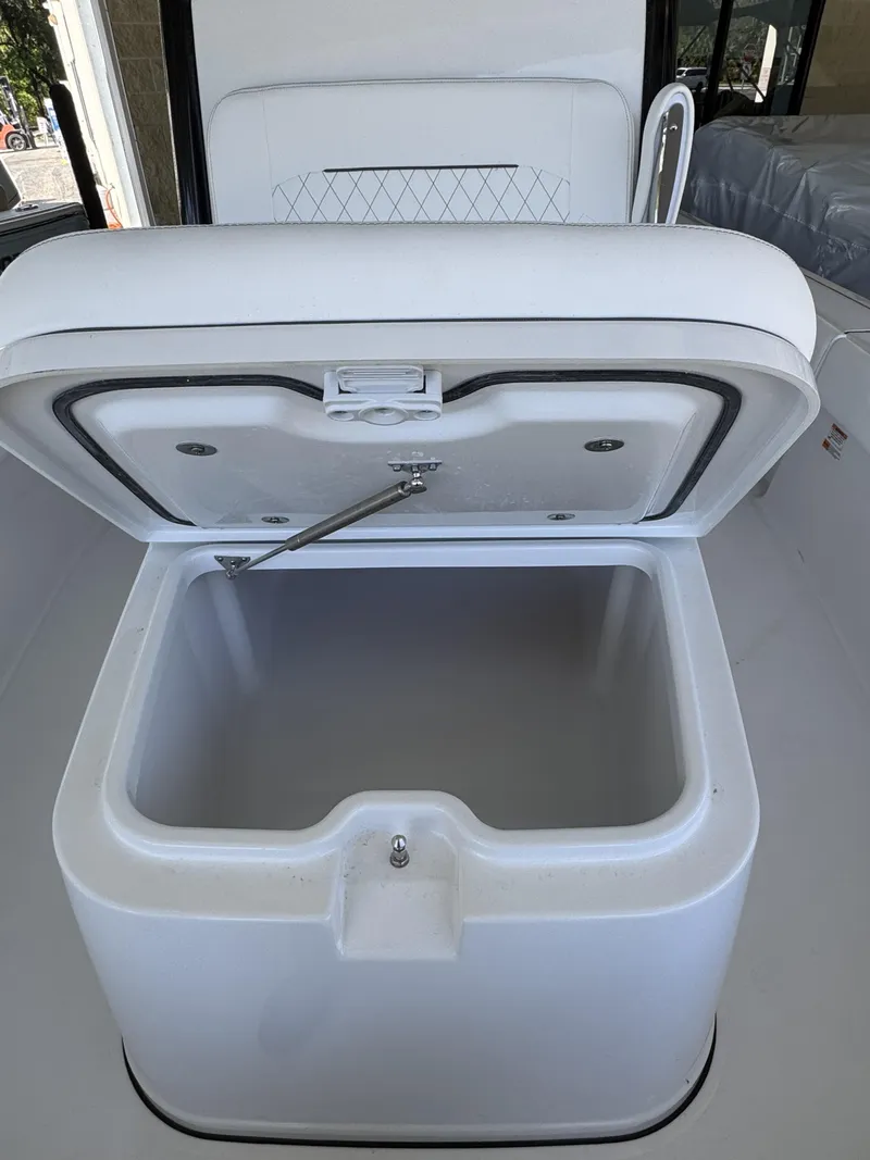 Slide: The Image of Sportsman Masters 247OE Bay Boat 2026 - 6