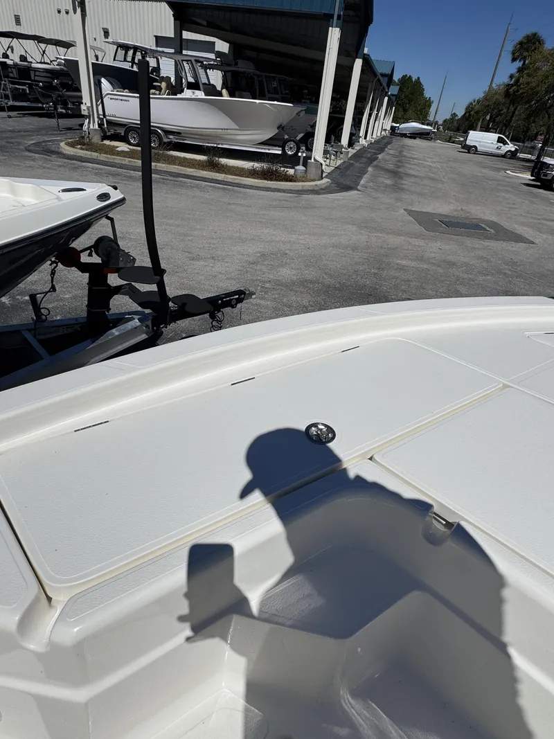 Slide: The Image of Skeeter SX Series SX221 2026 - 10