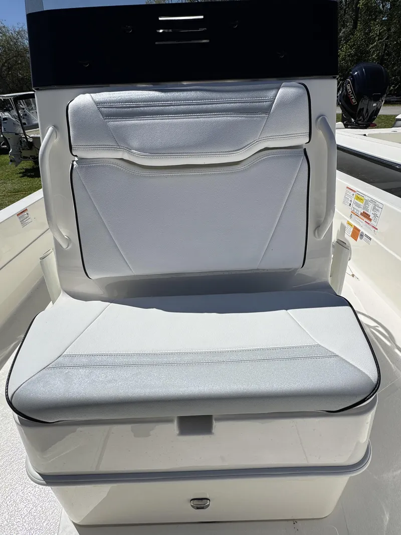 Slide: The Image of Skeeter SX Series SX221 2026 - 12