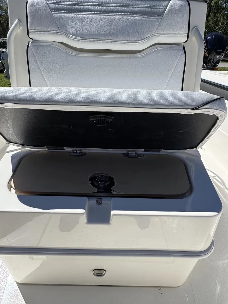 Slide: The Image of Skeeter SX Series SX221 2026 - 13