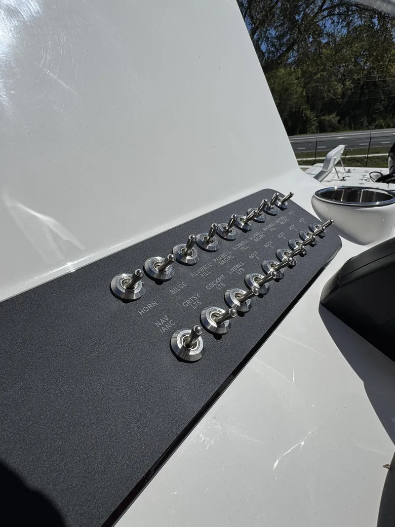 Slide: The Image of Skeeter SX Series SX221 2026 - 17