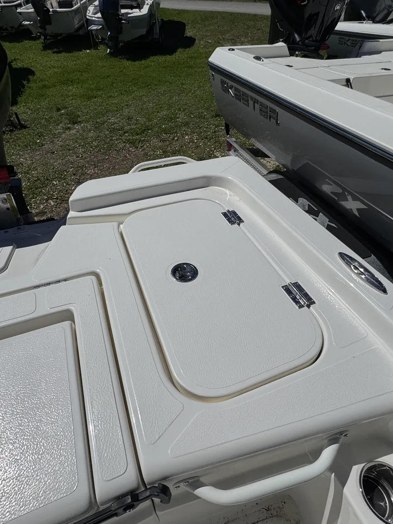 Slide: The Image of Skeeter SX Series SX221 2026 - 30