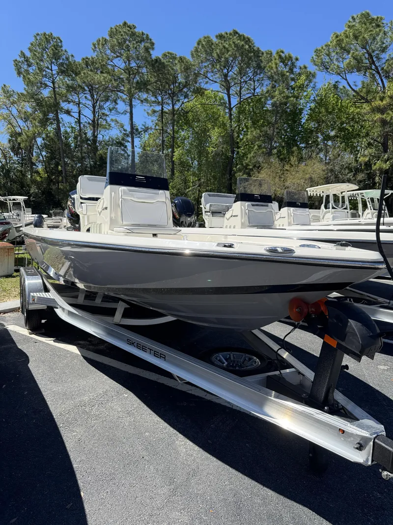 Slide: The Image of Skeeter SX Series SX221 2026 - 31