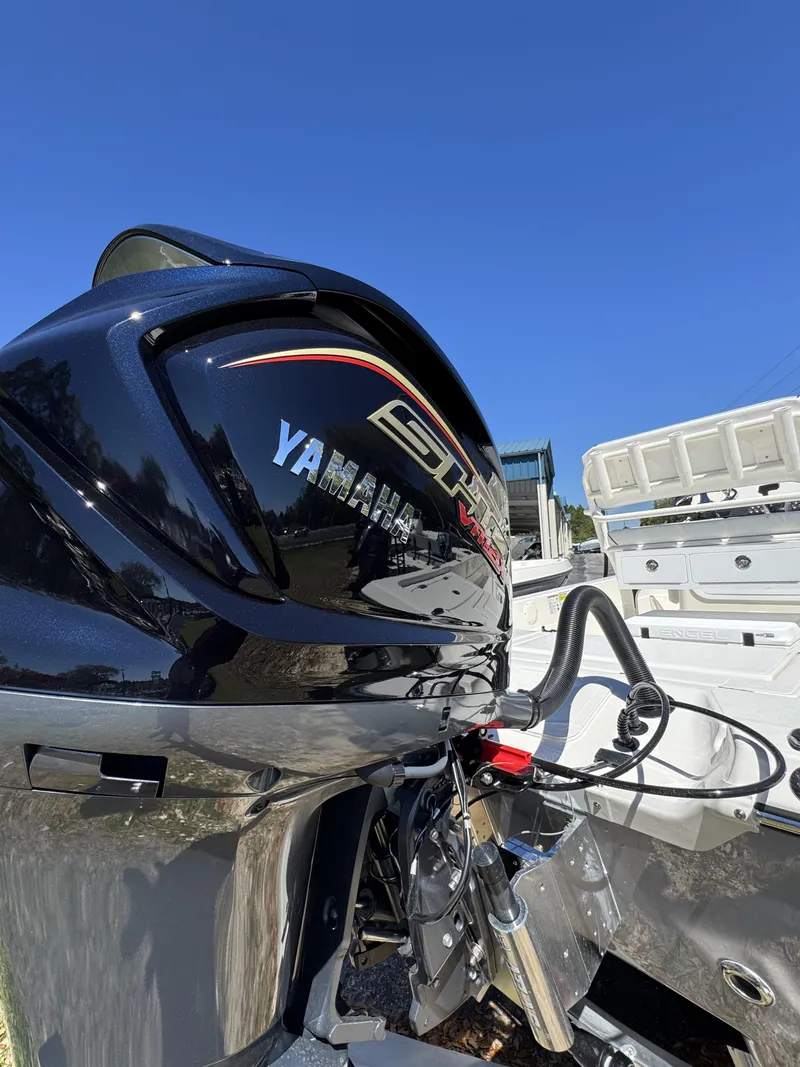 Slide: The Image of Skeeter SX Series SX221 2026 - 32