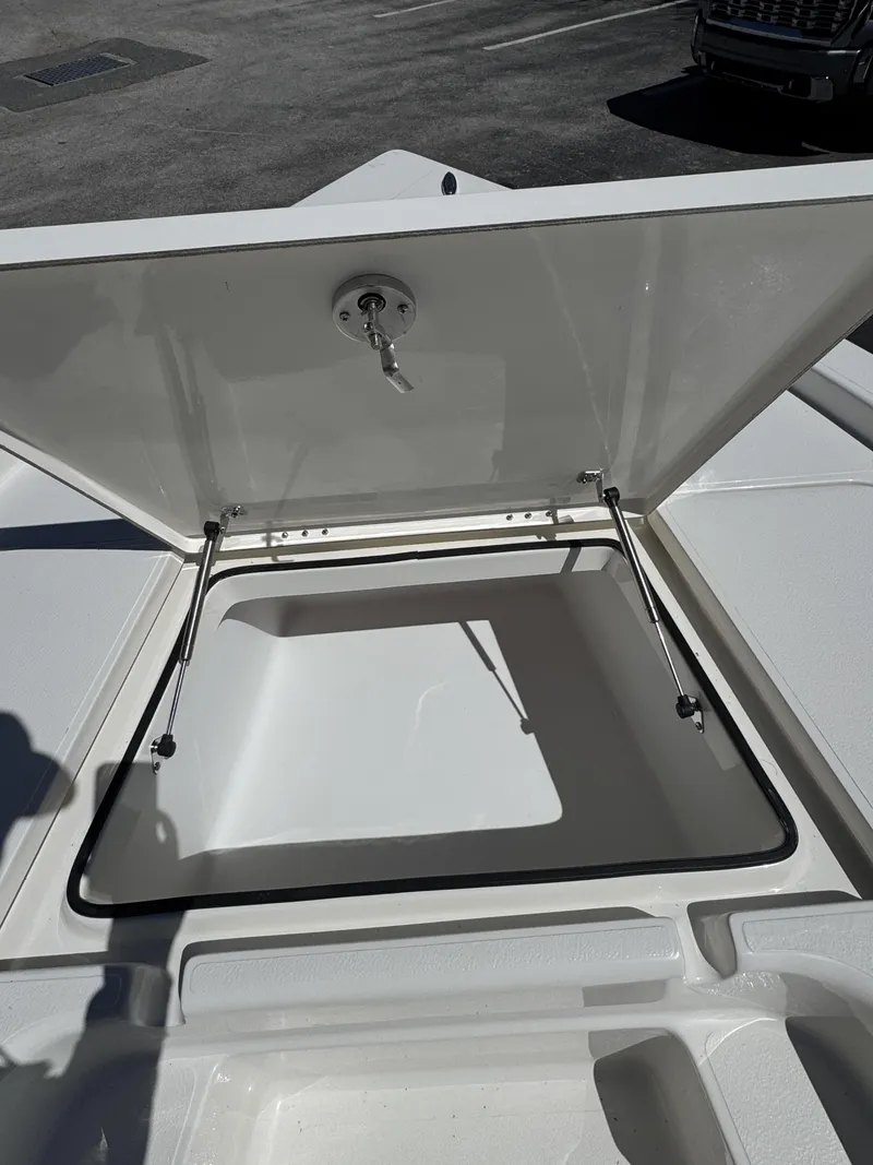 Slide: The Image of Skeeter SX Series SX221 2026 - 37