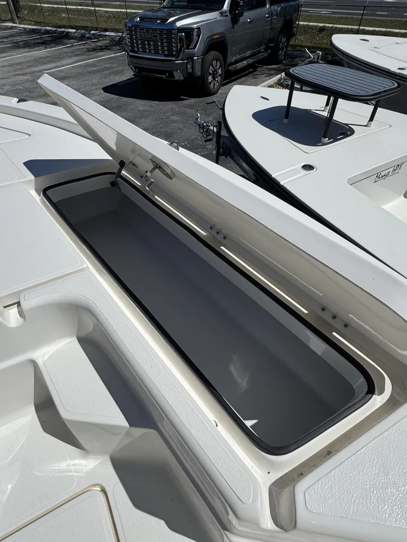 Slide: The Image of Skeeter SX Series SX221 2026 - 38