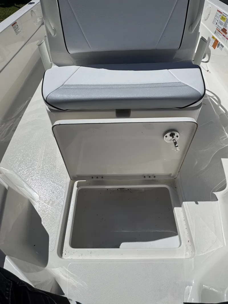 Slide: The Image of Skeeter SX Series SX221 2026 - 41