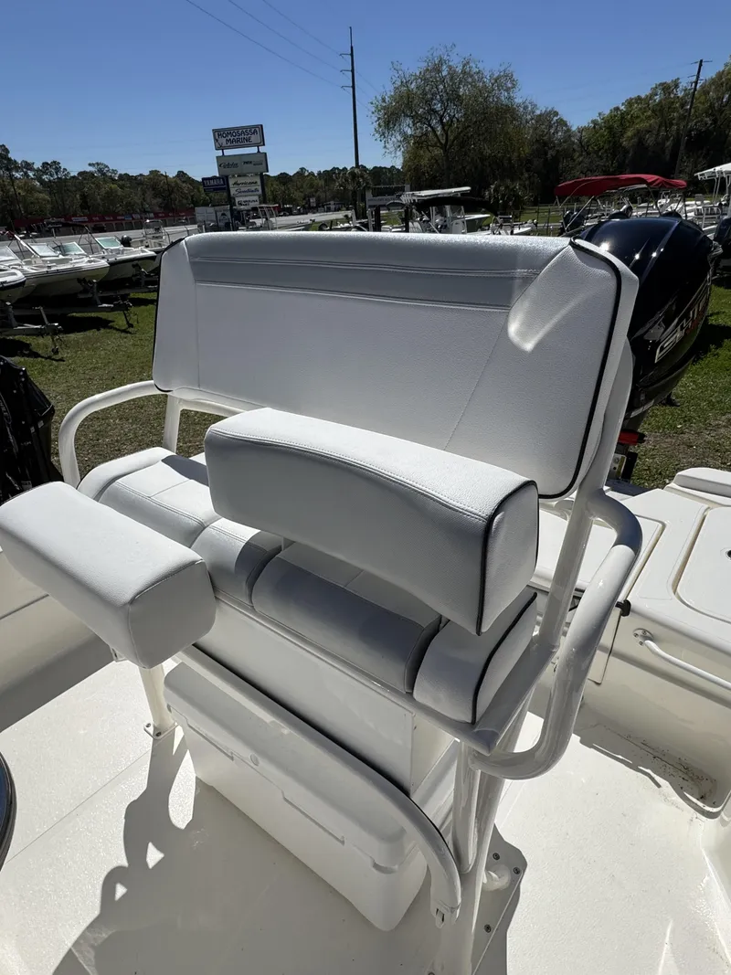 Slide: The Image of Skeeter SX Series SX221 2026 - 46