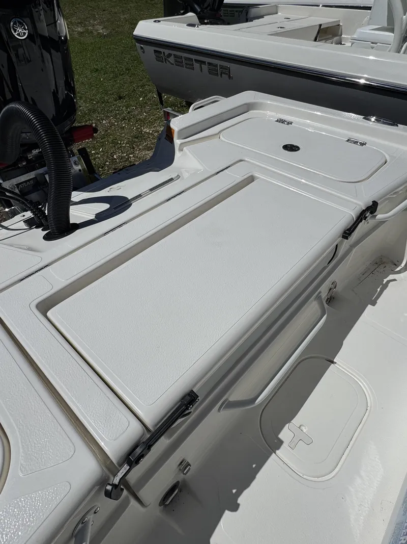 Slide: The Image of Skeeter SX Series SX221 2026 - 48