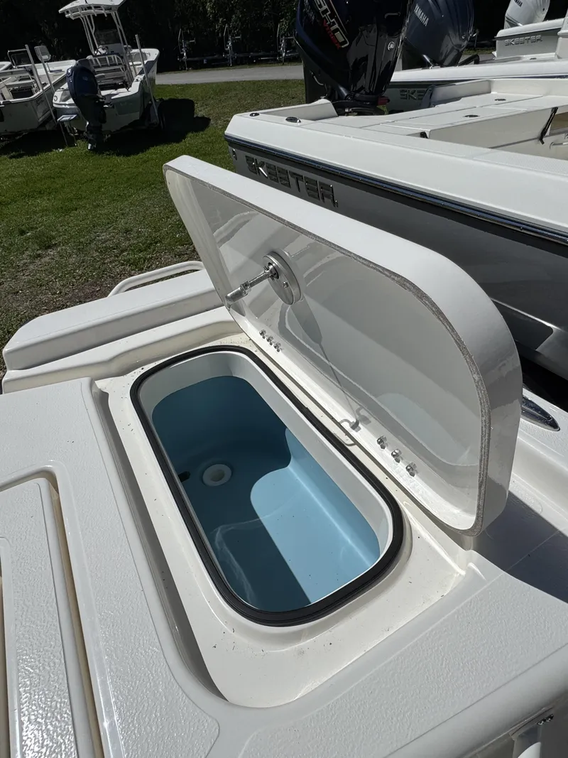 Slide: The Image of Skeeter SX Series SX221 2026 - 49