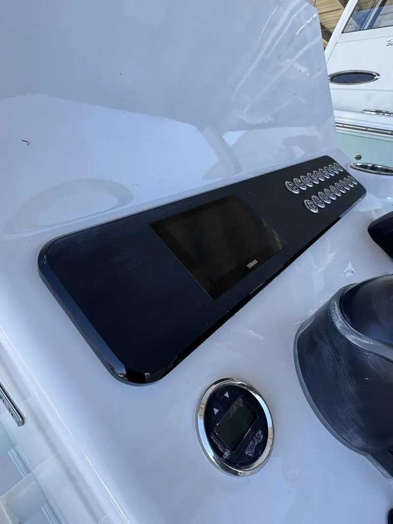 Slide: The Image of Skeeter SX Series SX241 2026 - 16