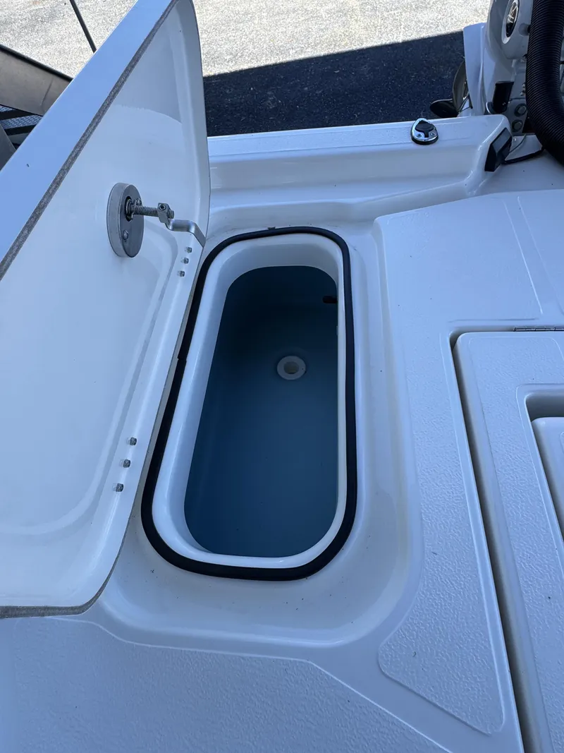 Slide: The Image of Skeeter SX Series SX241 2026 - 22