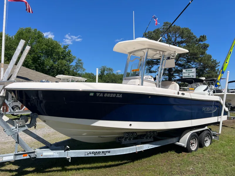 Slide: The Image of Robalo R242 Center Console 2020 - 8