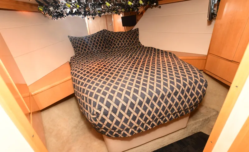 Slide: The Image of Sleeping area of the 2001 Hatteras 50 Convertible yacht. - 16