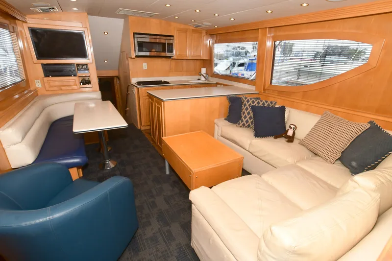 Slide: The Image of Interior of 2001 Hatteras 50 Convertible yacht. - 22