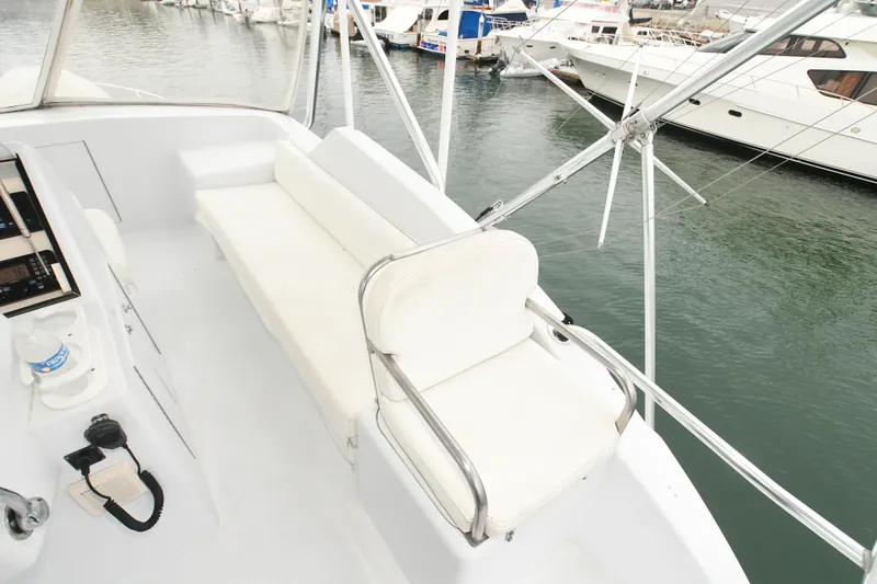 Slide: The Image of Hatteras 50 Convertible 2001, white bench on yacht deck. - 31