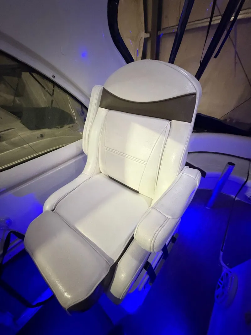 Slide: The Image of Cruisers 390 Sport Coupe 2008 - 26