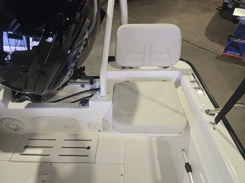 Slide: The Image of Boston Whaler 170 Montauk 2026 - 16