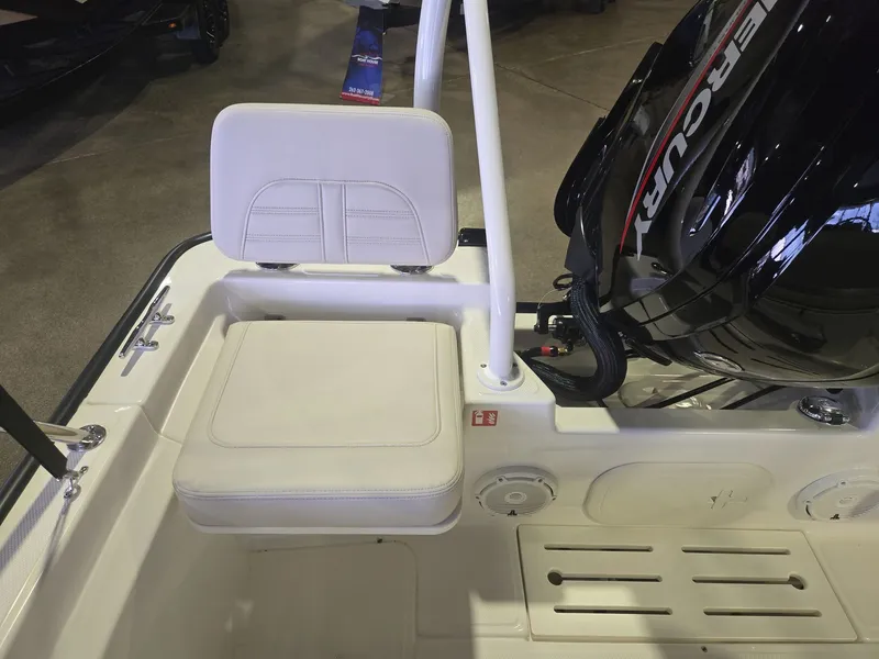 Slide: The Image of Boston Whaler 170 Montauk 2026 - 17