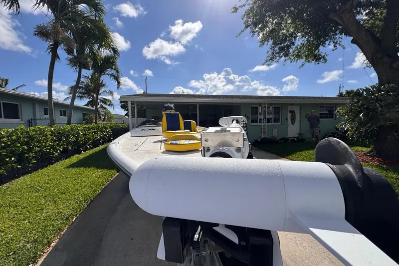 Slide: The Image of 2005 Storm Boats Storm-High Performance on driveway, sunny day, palm trees, residential area. - 19