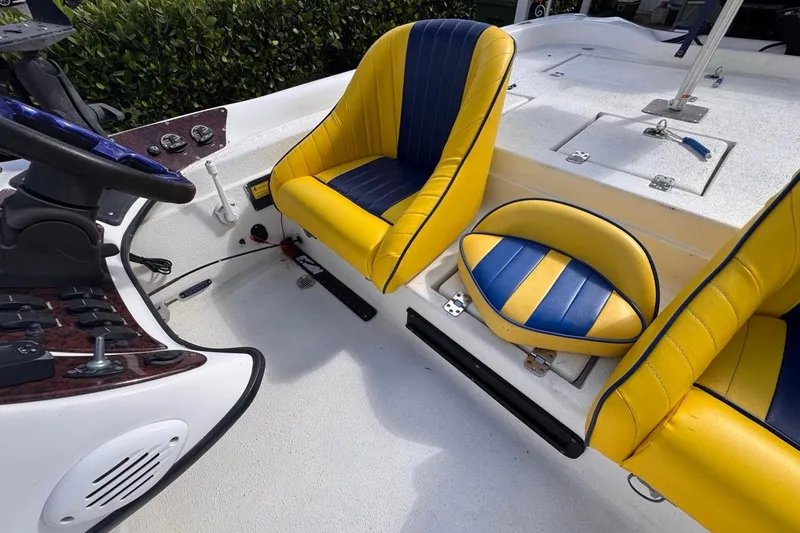 Slide: The Image of Yellow and blue seats on a 2005 Storm Boats Storm-High Performance model. - 51