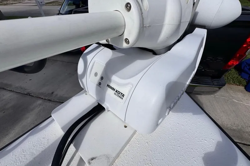 Slide: The Image of Minn Kota Ulterra motor on 2005 Storm Boats Storm-High Performance model. - 59