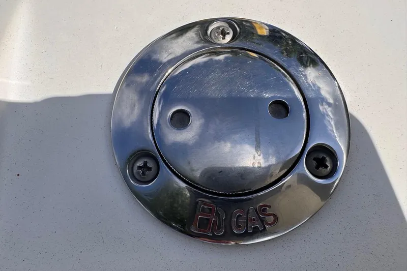 Slide: The Image of Chrome gas cap on 2005 Storm Boats Storm-High Performance. - 71