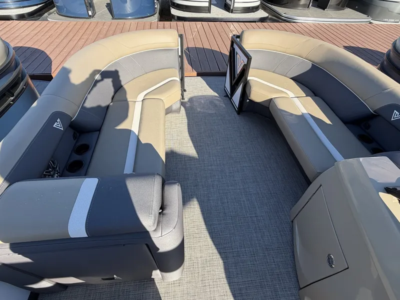 Slide: The Image of Viaggio Lago X 22U-SUZUKI 140 2025 - 3