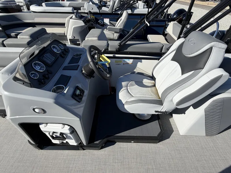 Slide: The Image of Veranda Vista Series TRITOON 200HP YAMAHA 2026 - 4