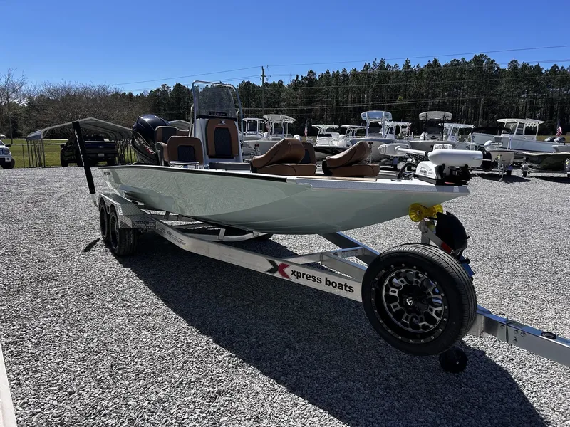 Slide: The Image of Xpress Xclusive R Series XR 21 BAY WITH FORWARD SEATING 2026 - 3