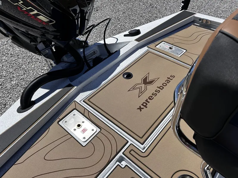 Slide: The Image of Xpress Xclusive R Series XR 21 BAY WITH FORWARD SEATING 2026 - 11