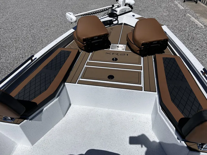 Slide: The Image of Xpress Xclusive R Series XR 21 BAY WITH FORWARD SEATING 2026 - 14