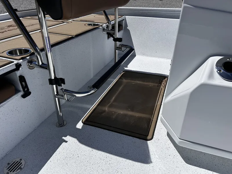 Slide: The Image of Xpress Xclusive R Series XR 21 BAY WITH FORWARD SEATING 2026 - 17