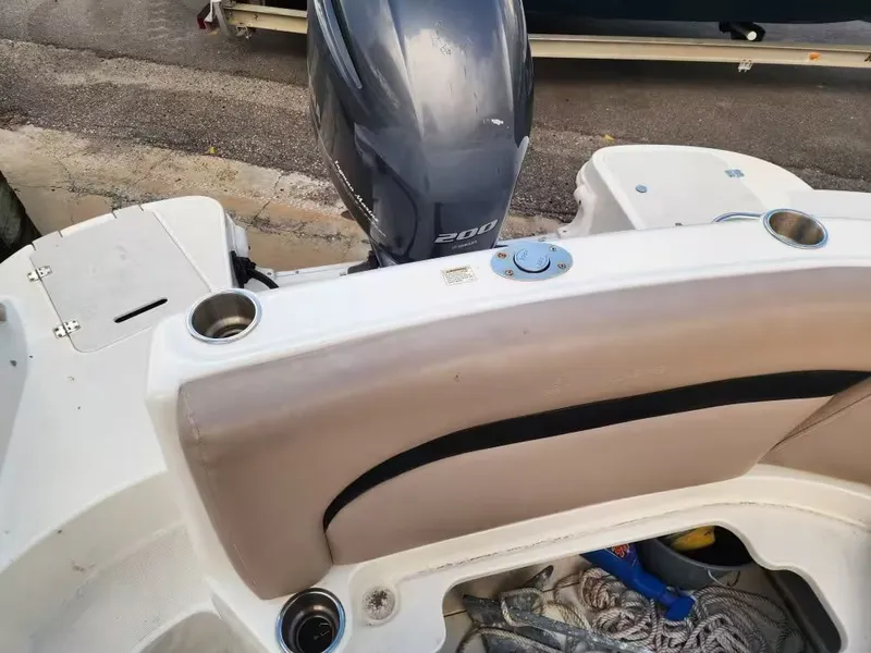 Slide: The Image of Hurricane 2200 Sundeck 2015 - 5