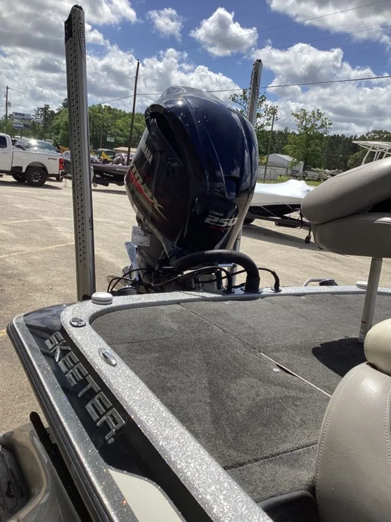 Slide: The Image of Skeeter FX20 2013 - 9