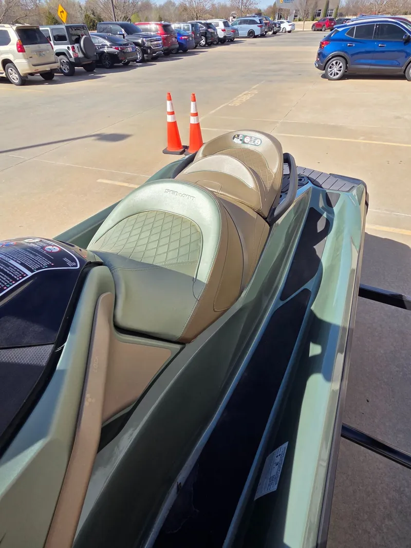 Slide: The Image of Sea-Doo GTX Limited 300 2022 - 11