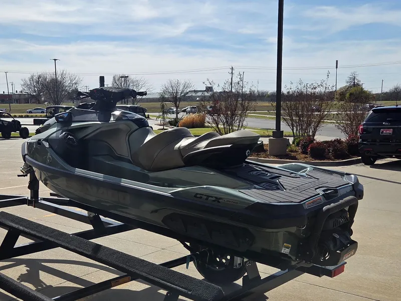 Slide: The Image of Sea-Doo GTX Limited 300 2022 - 6