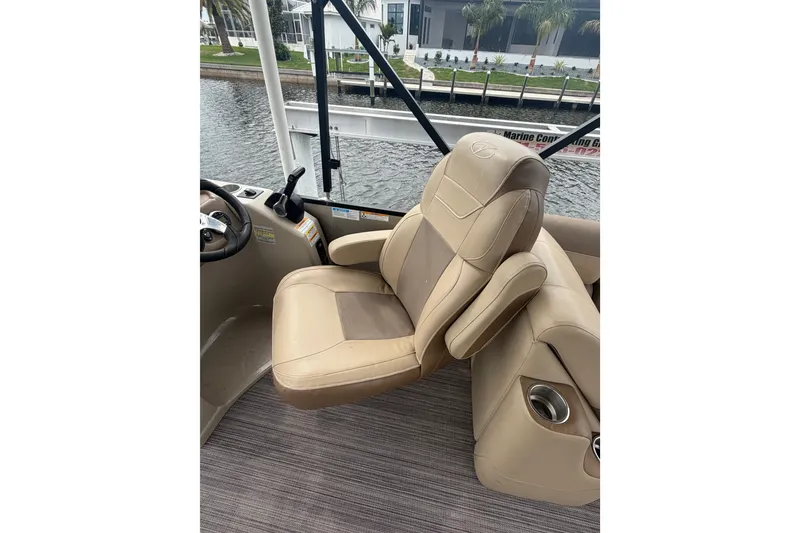 Slide: The Image of Captain's chair on 2020 Veranda Relax VR 22 RC pontoon boat, featuring beige upholstery. - 10