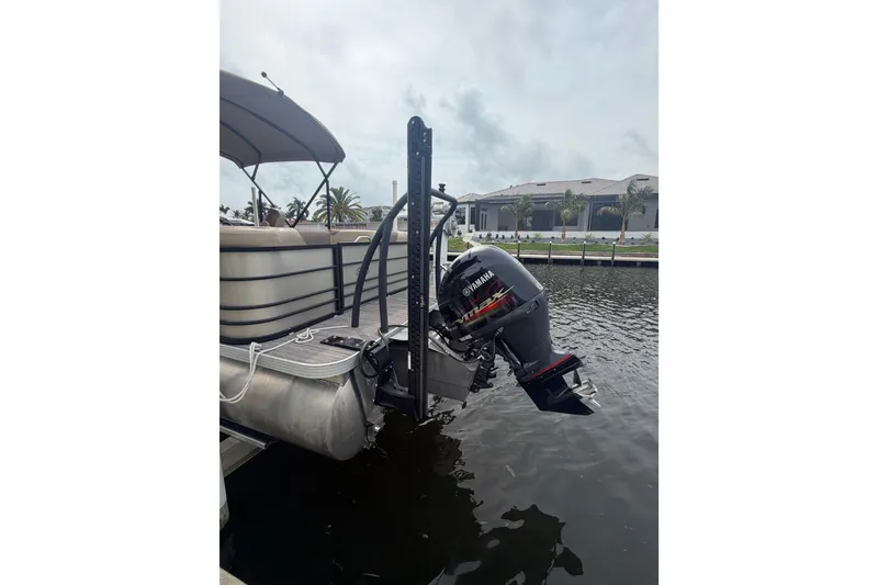 Slide: The Image of 2020 Veranda Relax VR 22 RC pontoon boat with Yamaha outboard motor on a calm waterway. - 4