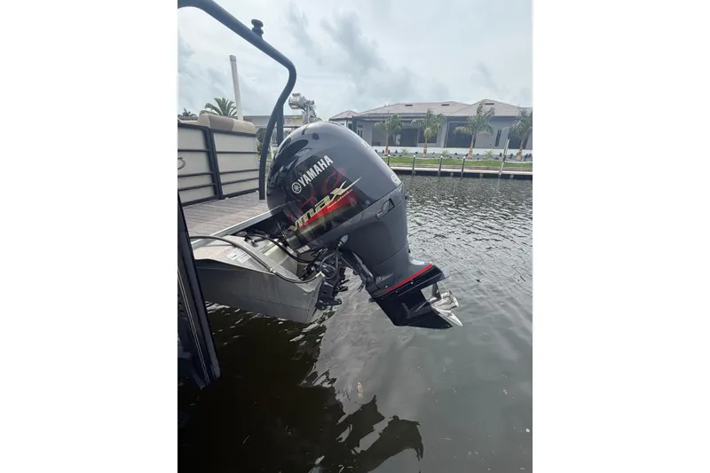 Slide: The Image of 2020 Veranda Relax VR 22 RC with Yamaha outboard motor on a calm waterway. - 5