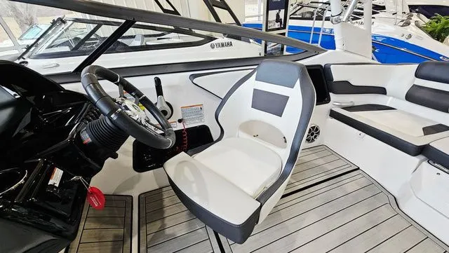 Slide: The Image of Yamaha 195S 2021 - 7