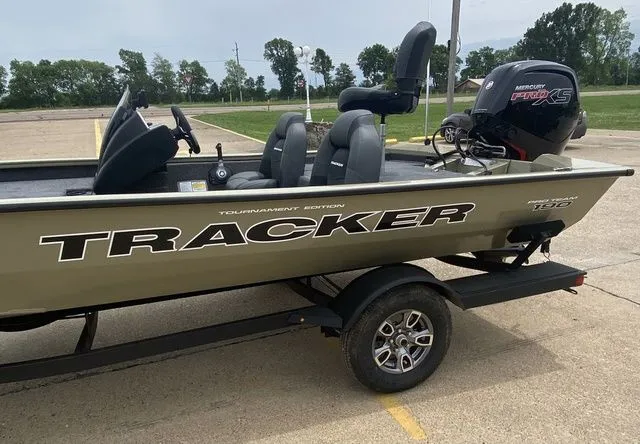 Slide: The Image of Tracker Pro Team 190 TX 2026 - 12