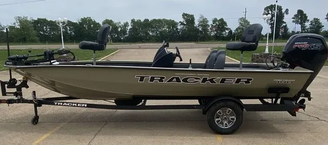 Slide: The Image of Tracker Pro Team 190 TX 2026 - 23