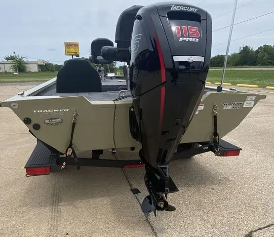 Slide: The Image of Tracker Pro Team 190 TX 2026 - 4
