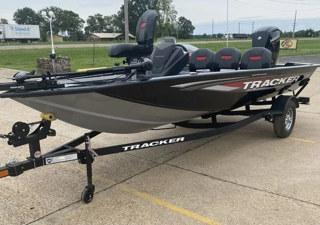 Slide: The Image of Tracker Pro Team 175 TF 2026 - 25